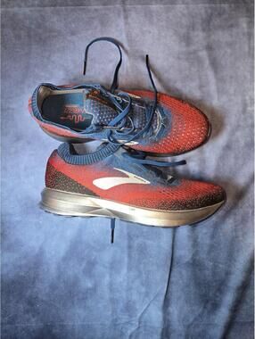 Like new brooks mens shoes
